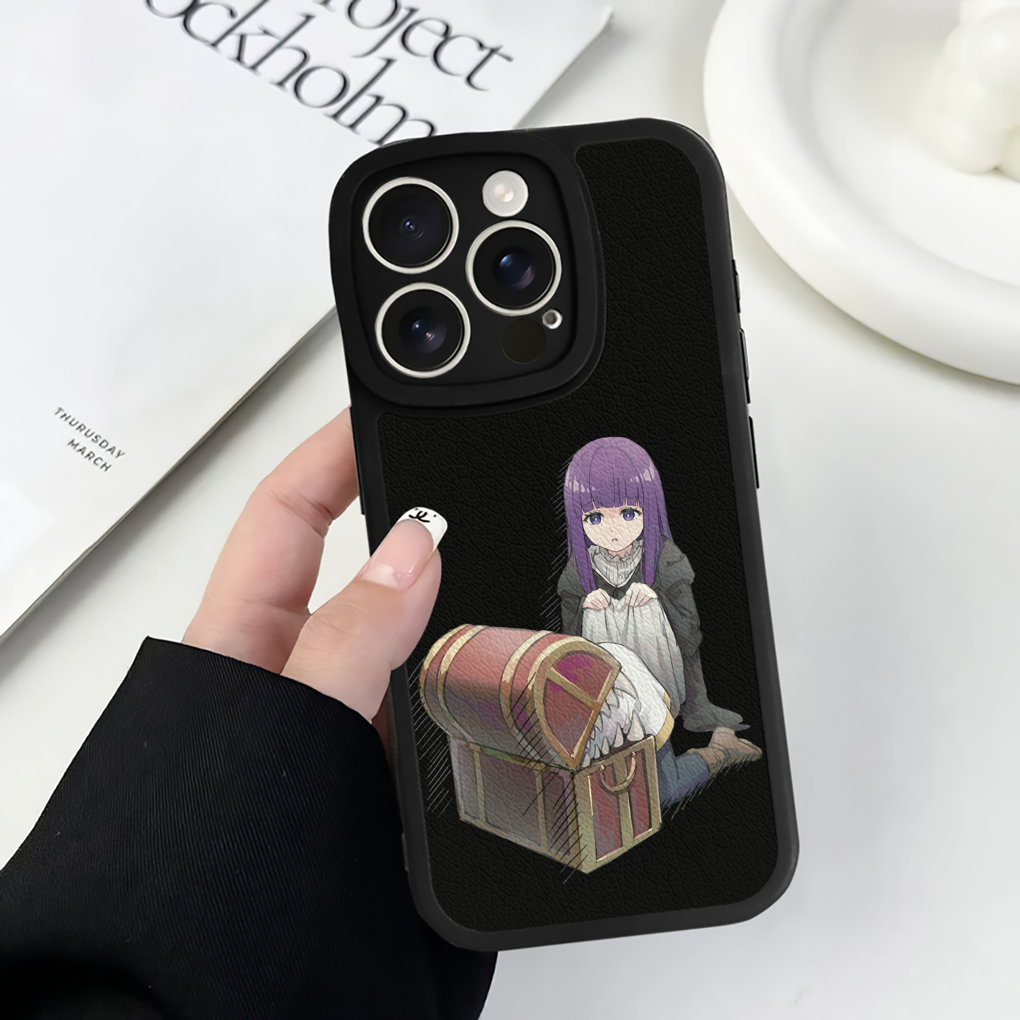 （画像用） 葬送のフリーレン Frieren 【iPhone 16シリーズ対応】シリコンスマホケース（レザー調） 材質：シリコン